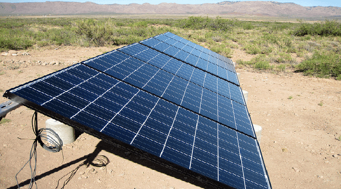 paneles-solares-en-el-desierto